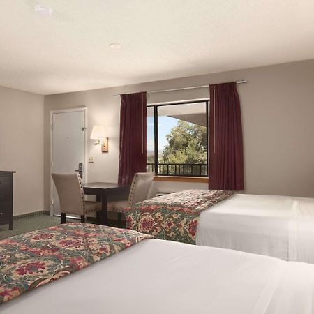 Days Inn By Wyndham Кортес Екстер'єр фото