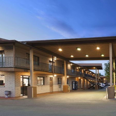 Days Inn By Wyndham Кортес Екстер'єр фото