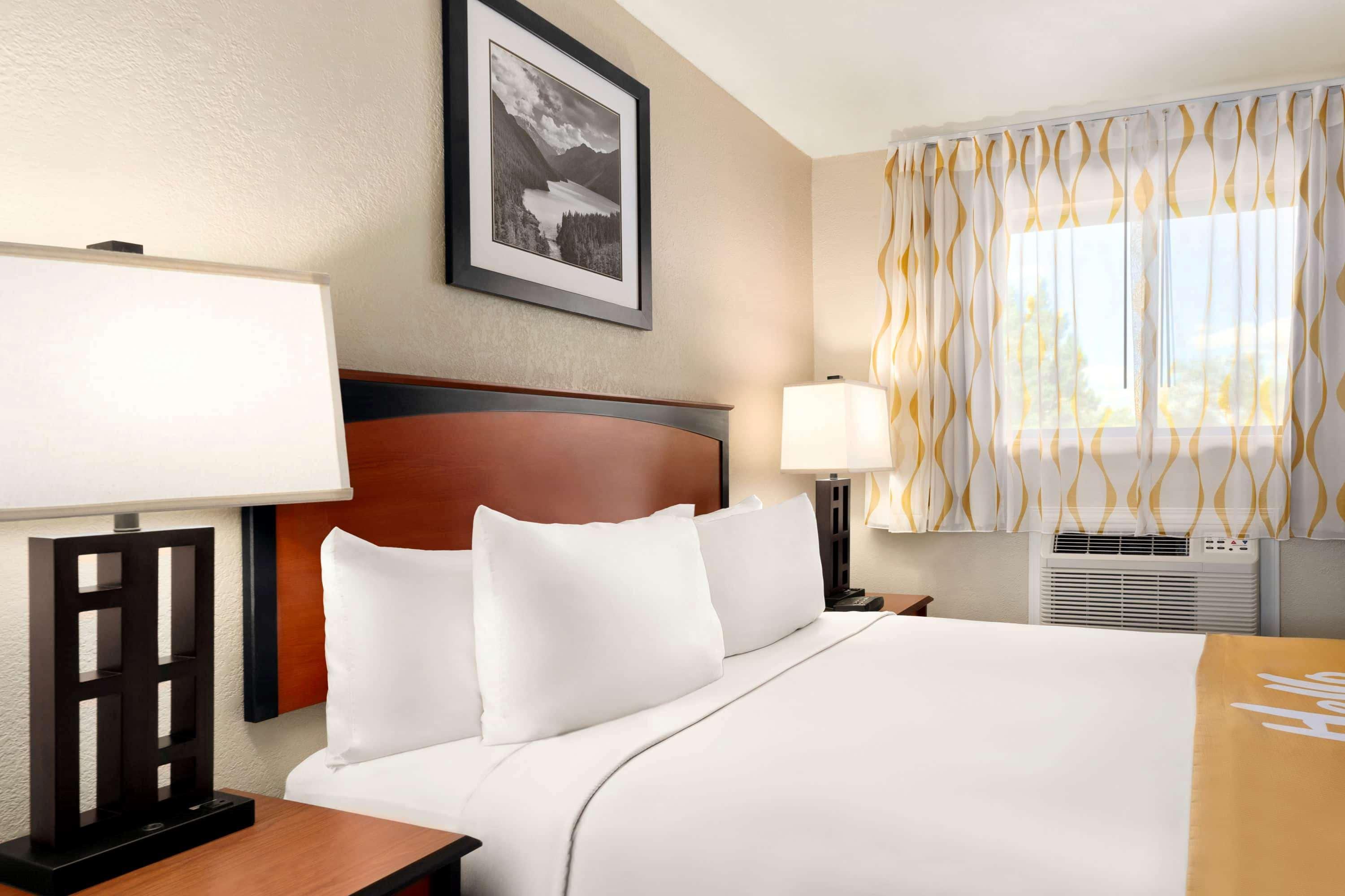 Days Inn By Wyndham Кортес Екстер'єр фото