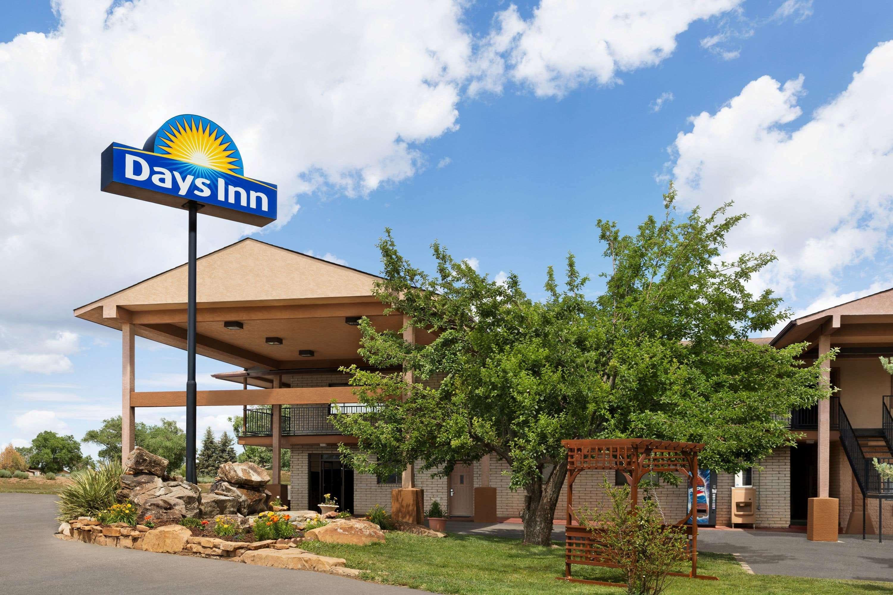 Days Inn By Wyndham Кортес Екстер'єр фото
