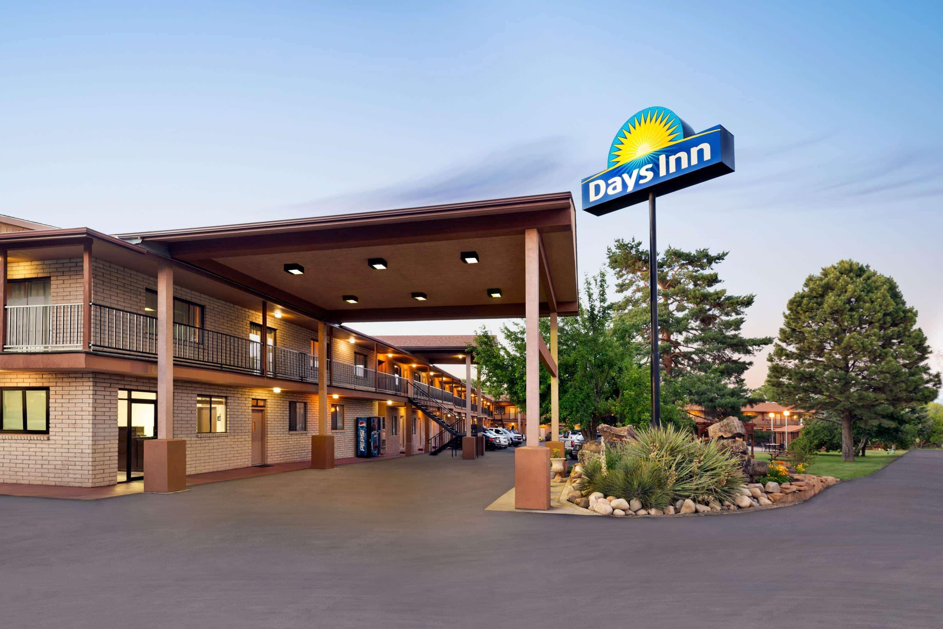 Days Inn By Wyndham Кортес Екстер'єр фото