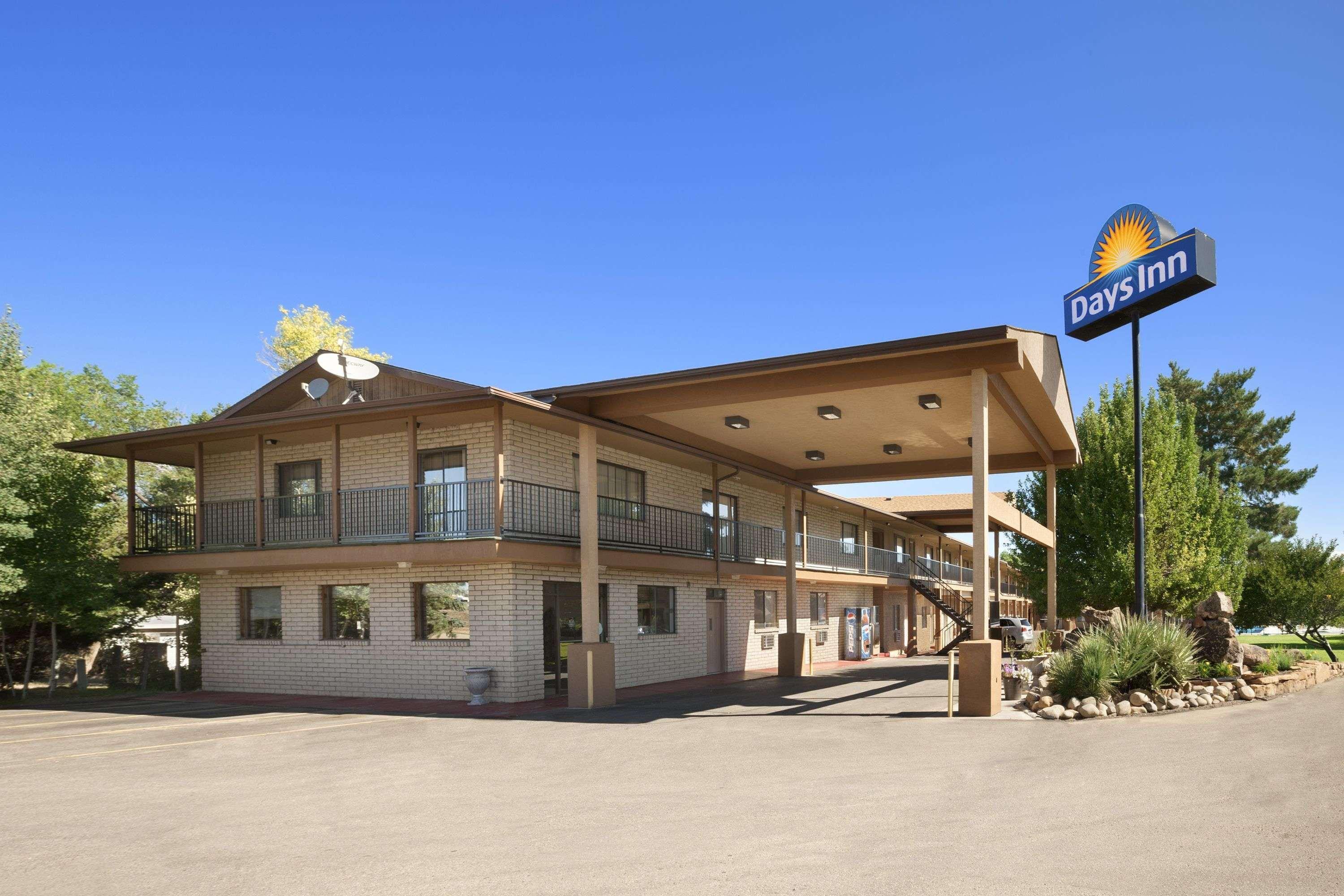 Days Inn By Wyndham Кортес Екстер'єр фото