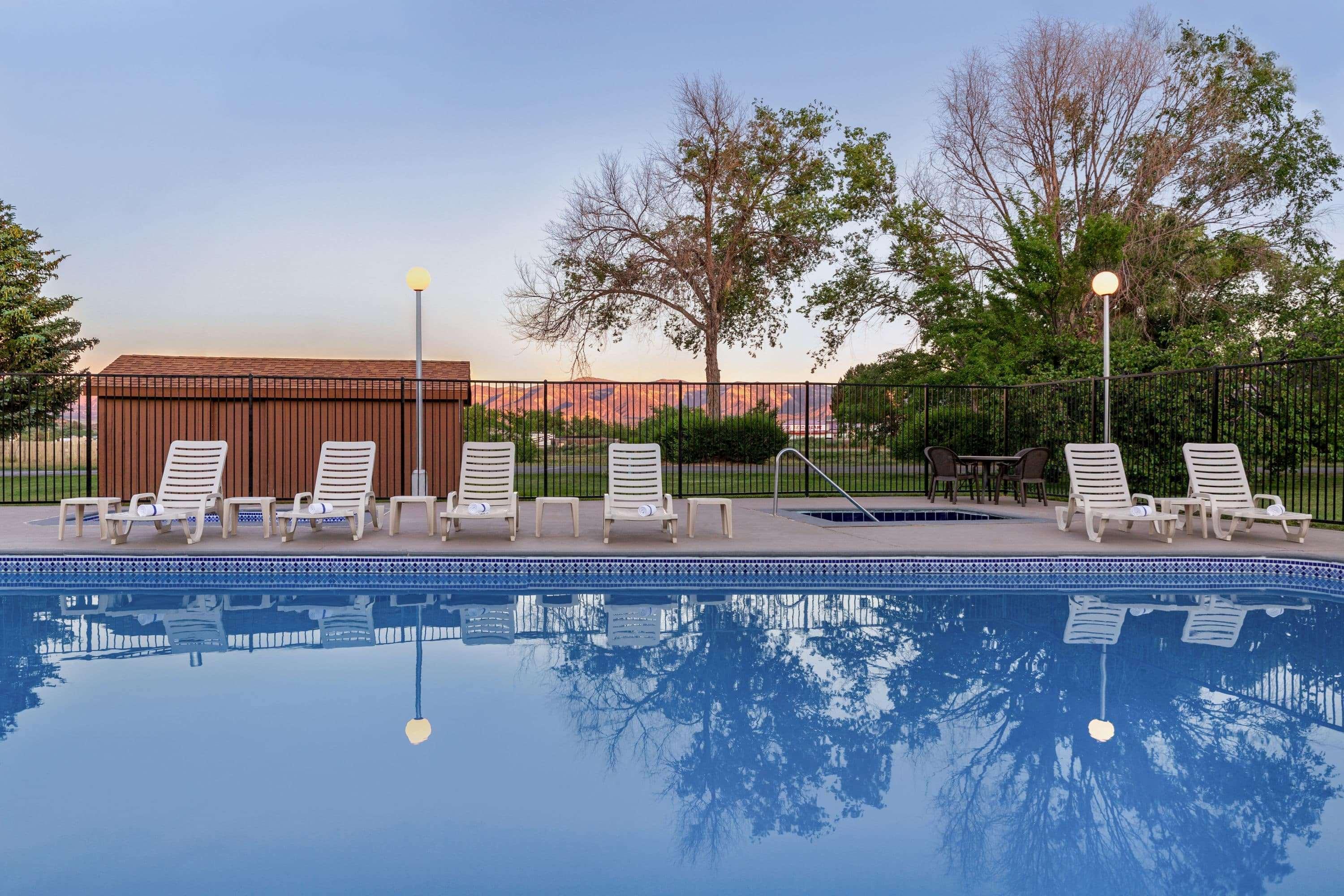 Days Inn By Wyndham Кортес Екстер'єр фото
